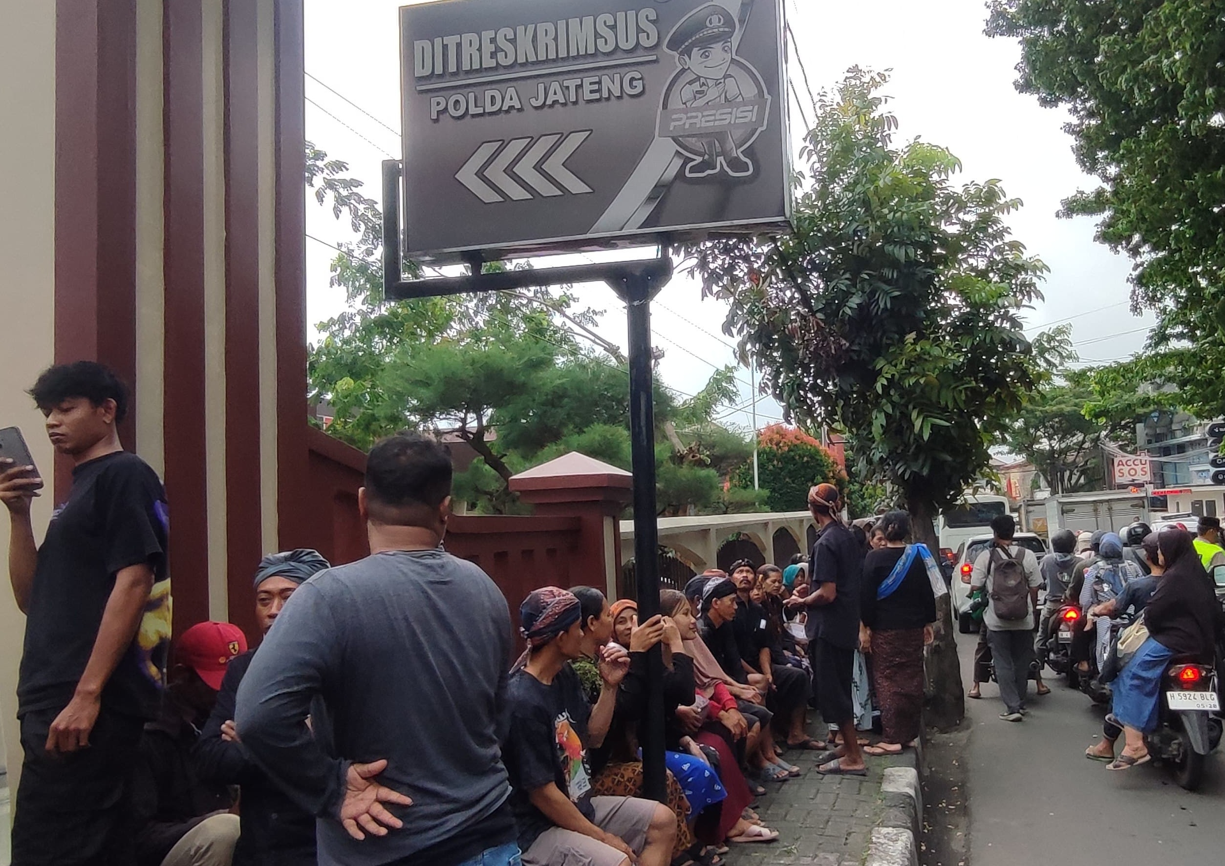 Warga sedulur sikep saat memadati gerbang kantor Ditreskrimsus Polda Jateng