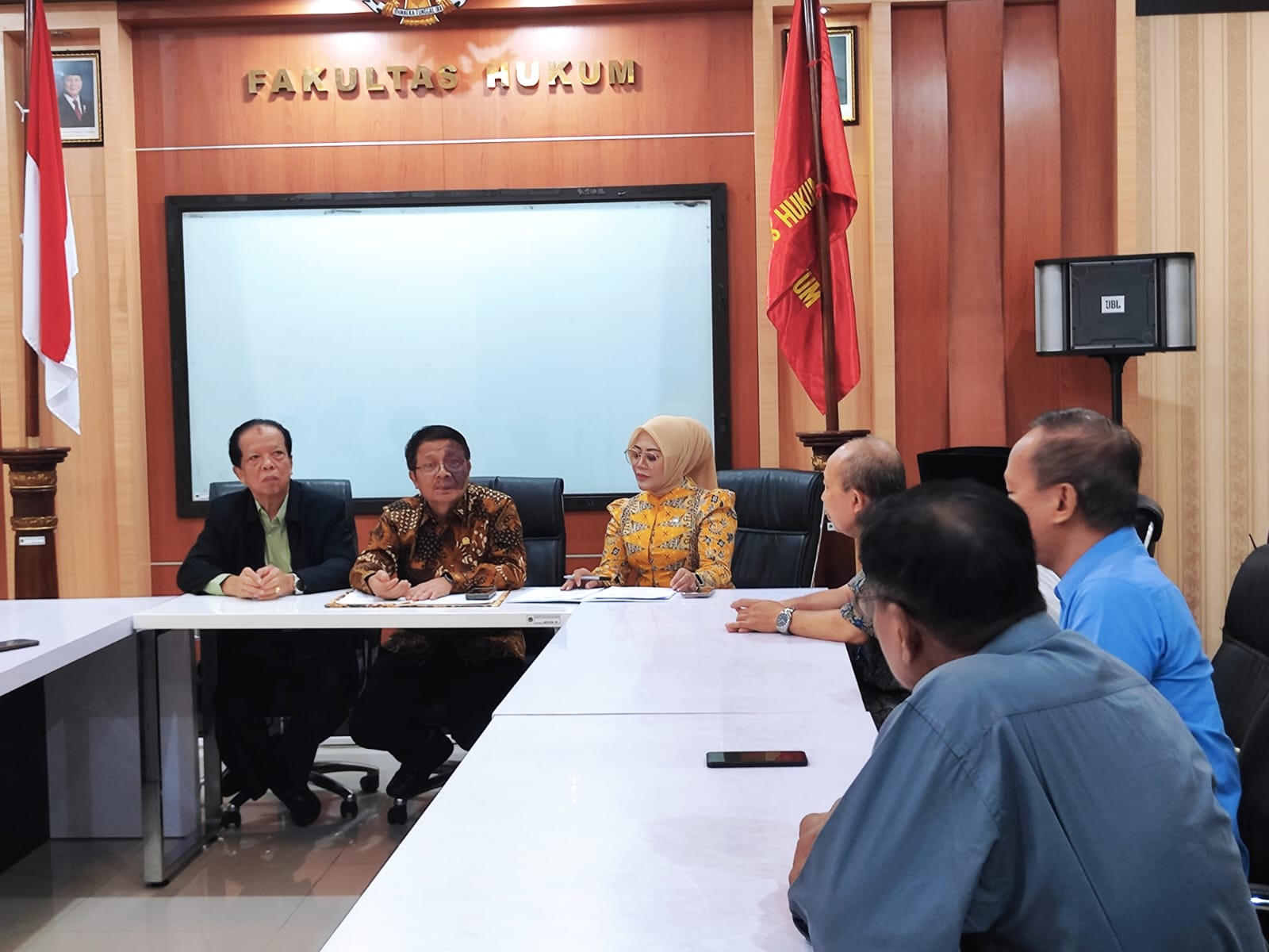 RAPAT BERSAMA: Anggota DPD RI Komite I diawakili Muhdi dan Aanya Rina Casmayanti datang langsung ke Untag kawal kasus Dr. Levi.