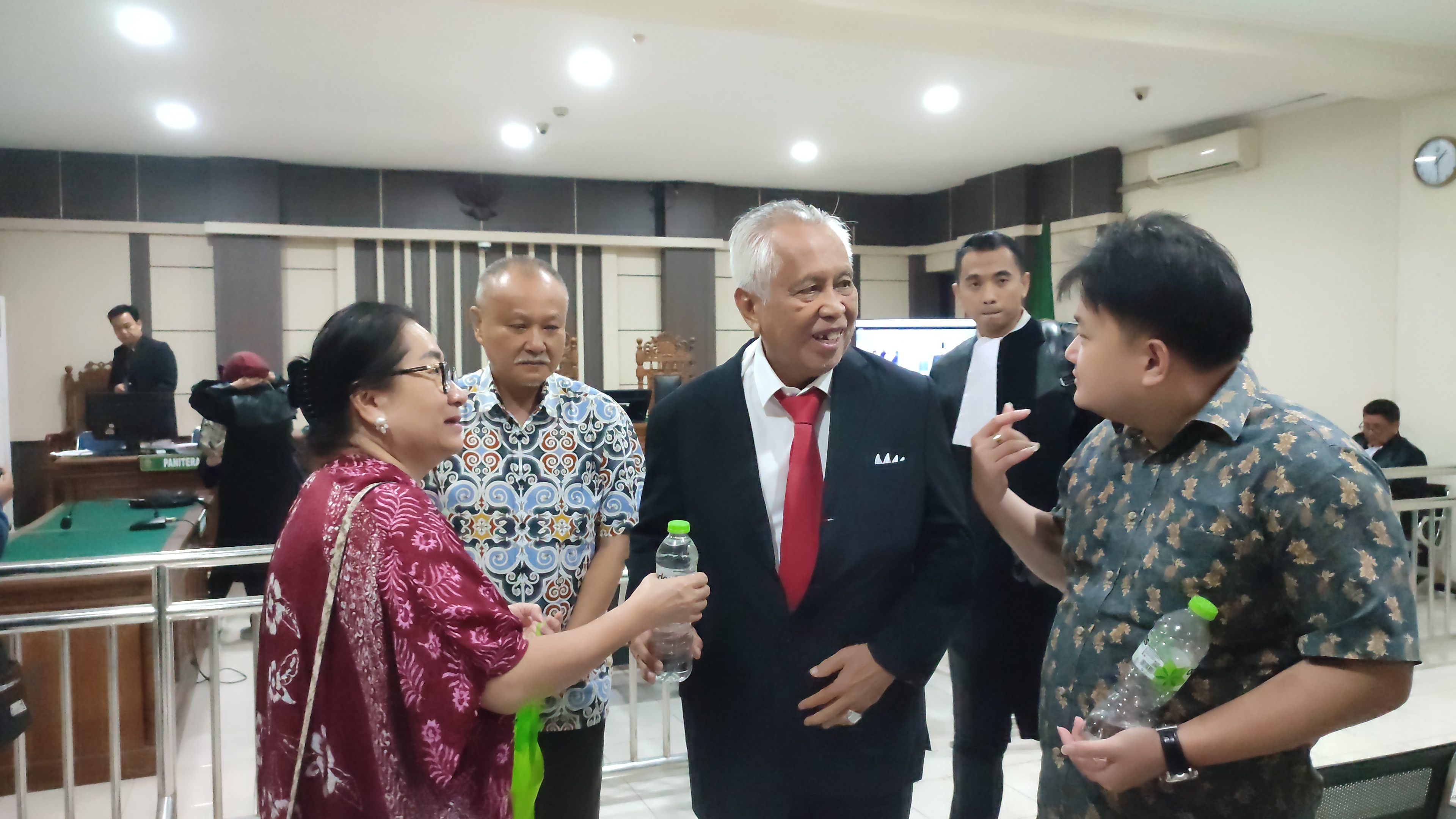 Pengacara Kondang Oc Kaligis (jas hitam) bersama terdakwa Jap Ferry Sanjaya (batik biru) saat di sidang Pengadilan Tipikor Semarang, Kamis (4/12/2025).