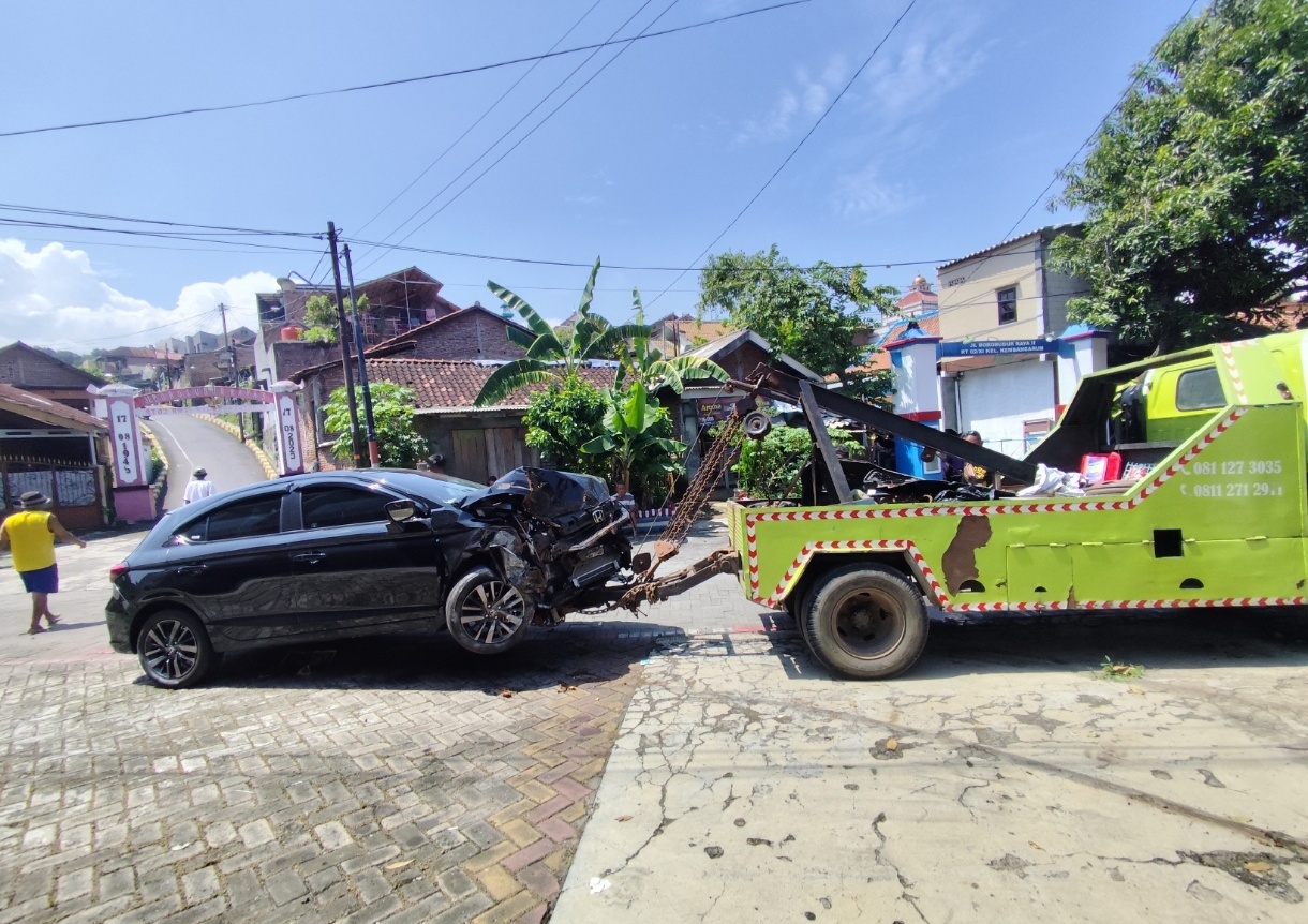 Kondisi mobil yang mengalami kecelakaan tunggal mengalami ringsek