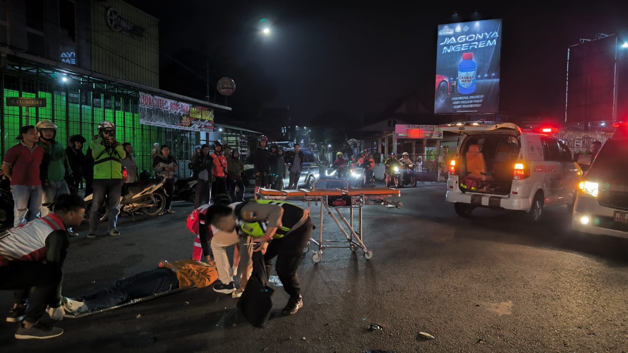 Kecelakaan lalu lintas terjadi di Jl. Osamaliki, tepatnya pertigaan Kalinongko, Mangunsari, Kecamatan Sidomukti, Kota Salatiga, pada Kamis malam (04/12/2025) sekira pukul 22.30.