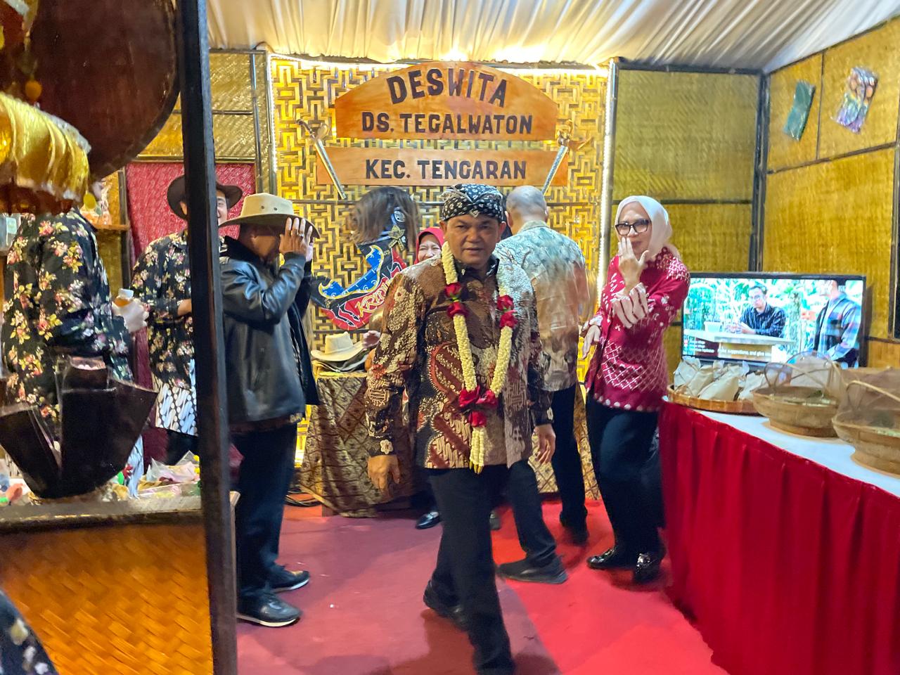 Bupati Semarang Ngesti Nugraha dan Kepala Dinas Pariwisata Kabupaten Semarang Wiwin Sulistyowati saat mengunjungi stand Desa Wisata dan menyerahkan apresiasi kepada Desa Wisata.