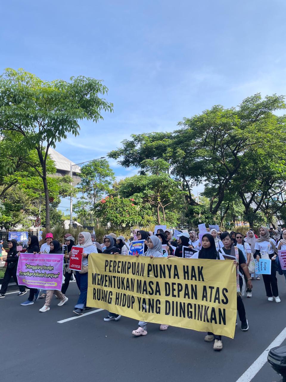 Aktivis Aliansi Perempuan Jawa Tengah saat mengkampanyekan 16 Hari Anti Kekerasan terhadap Perempuan