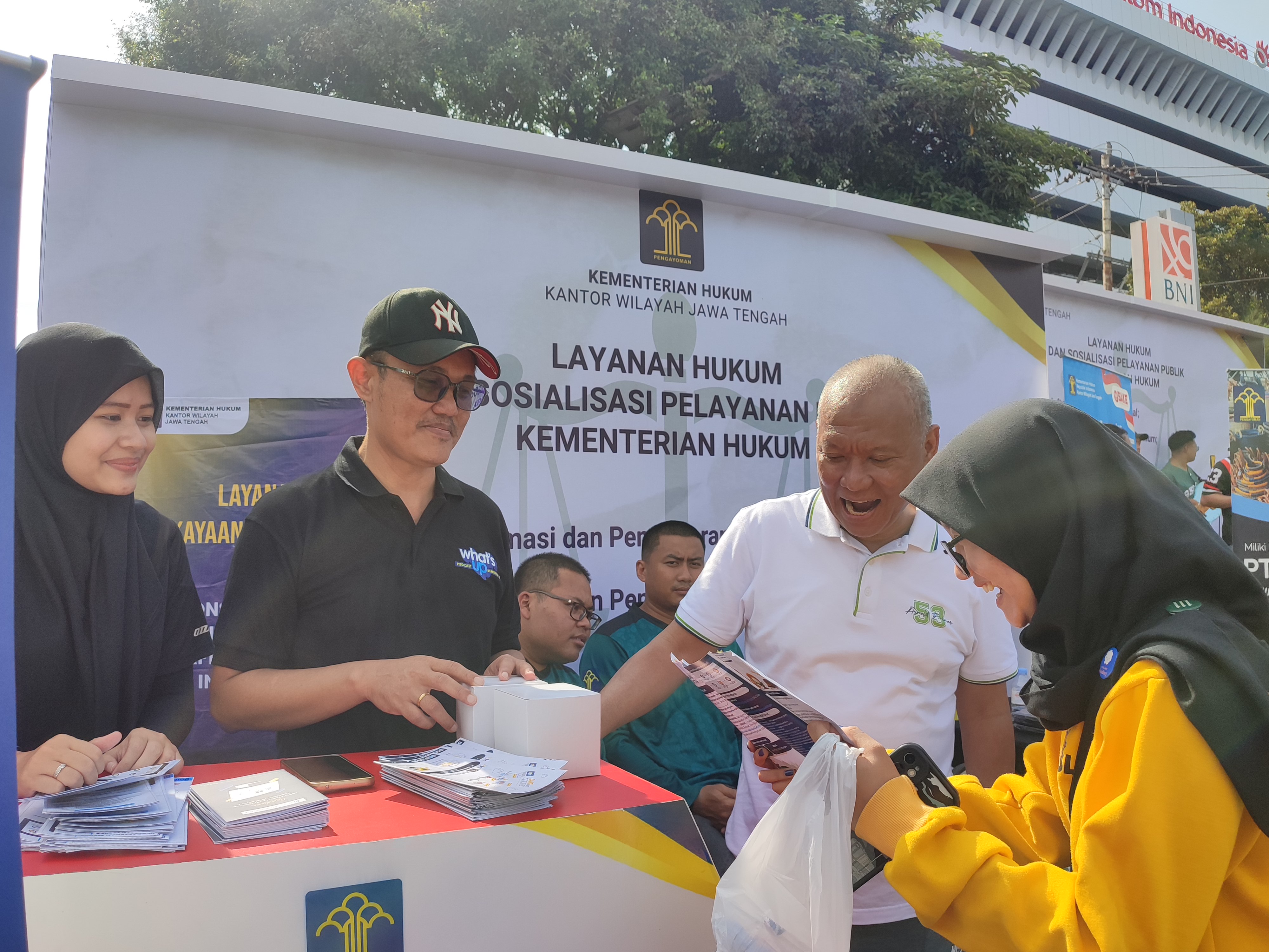 Kepala Devisi Pelayanan Hukum Yankum Kemenkum Jateng, Tjasdirin didampingi Kabid Pelayanan Kekayaan Intelektual Agustinus Yosi, memberikan sosialisasi pada masyarakat di CFD, Minggu (7/12/205)