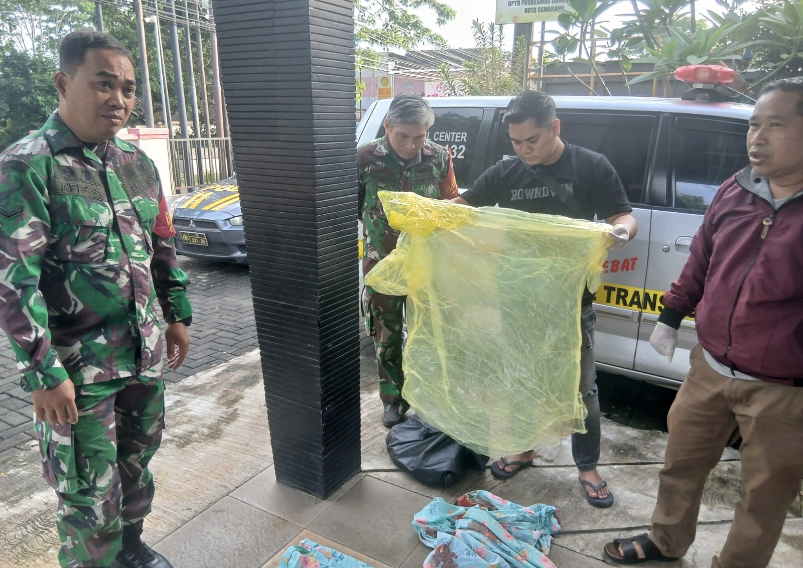 Barang bukti mantel plastik dan spray yang ditemukan dalam kardus berisi bayi