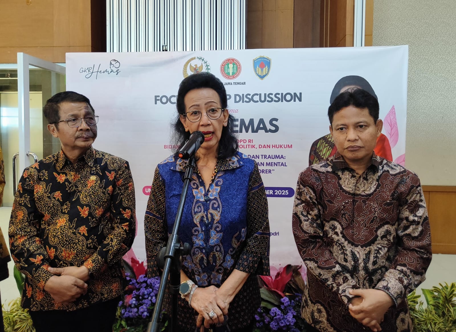 (kiri-kanan) Anggota DPD RI, Muhdi, GKR Hemas, dan Abdul Kholik, usai FGD FGD bertajuk Menyingkap Beban Ganda dan Trauma: Eksplorasi Mendalam Kesehatan Mental Perempuan di Era Kontemporer.