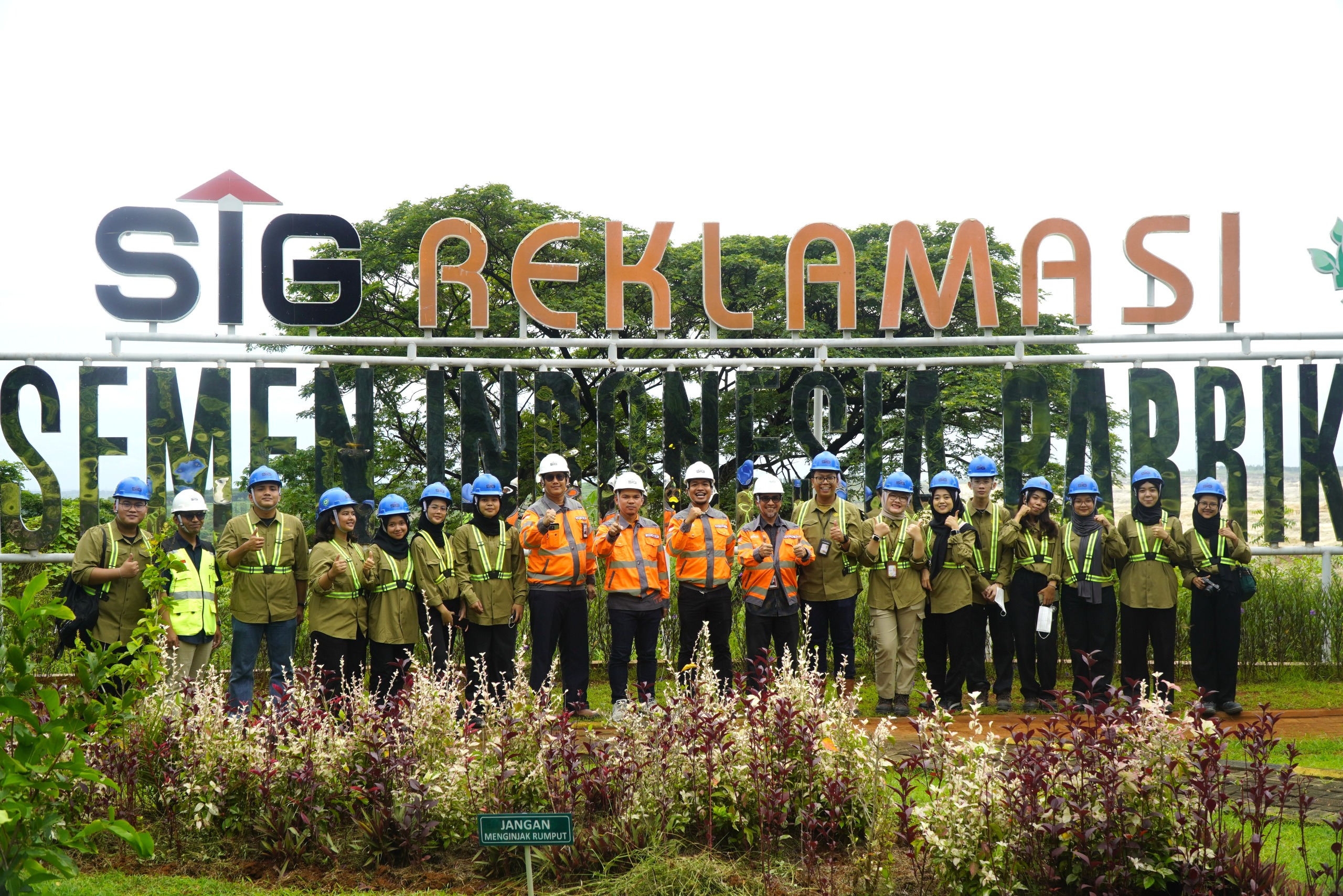 Kunjungan Duta Minerba 2025 berkeliling ke area pabrik Tuban melihat secara langsung area lahan tambang, area reklamasi pasca tambang (ecopark), area Biodiversity, serta melihat program Pengembangan