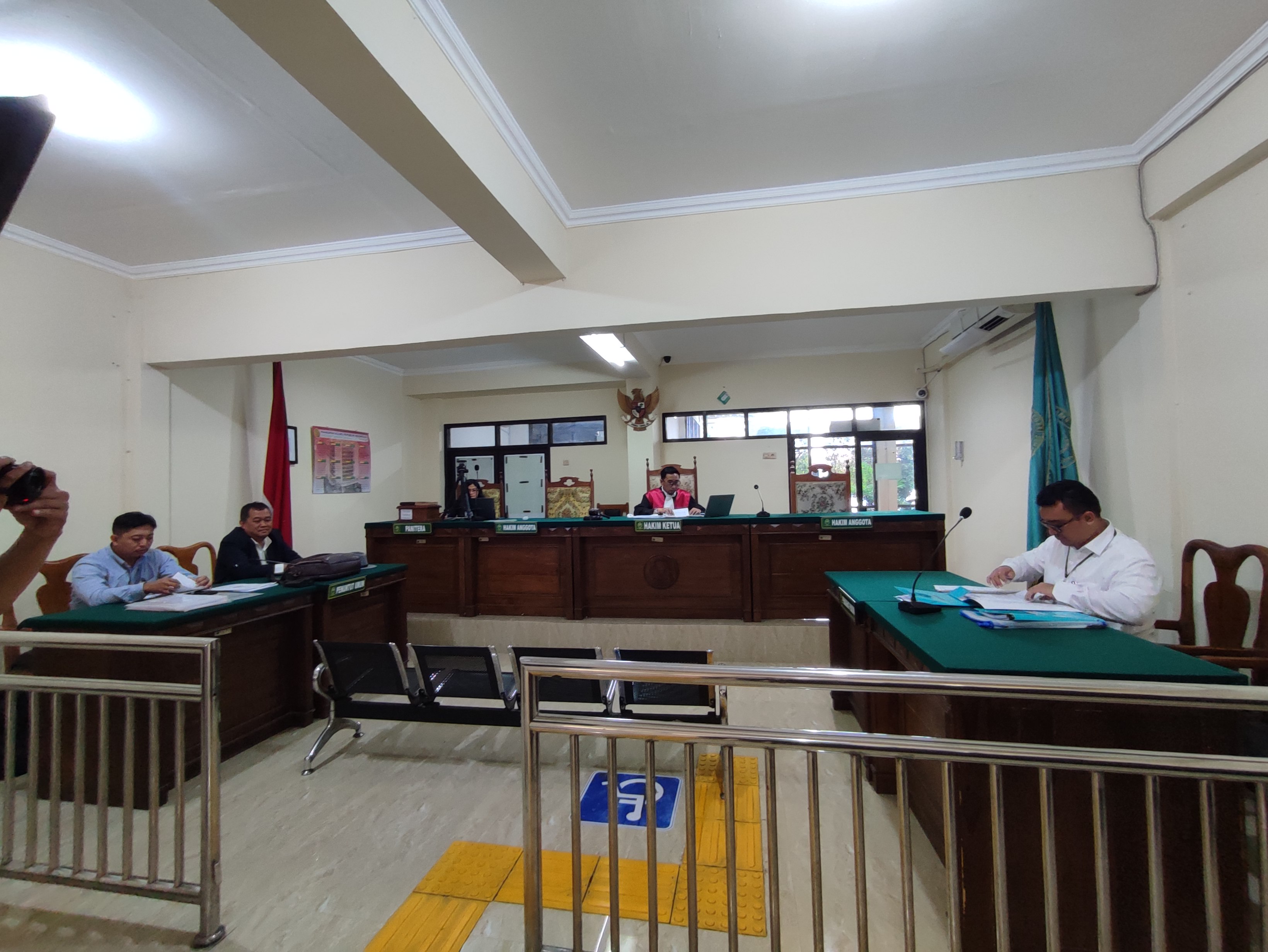 Suasana sidang gugatan praperadilan soal pembunuhan ASN Bapenda Iwan Boedi di PN Semarang, Senin (8/12/2025).