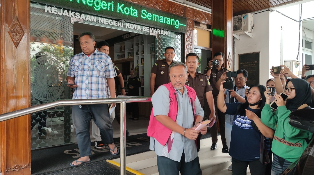 Direktur PT Daya Usaha Mandiri (DUM) inisial CWW saat ditahan Kejari Kota Semarang, Senin (8/12/2025).