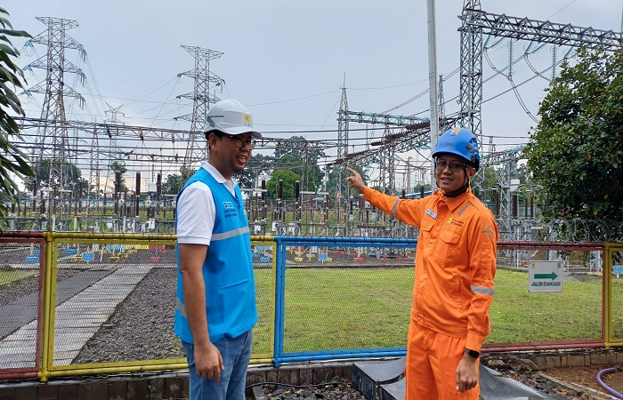 JAGA KEANDALAN LISTRIK : General Manager PLN UIT JBT, Handy Wihartady bersama jajarannya memastikan kesiapan jaringan listrik menghadapi bencana alam dan perayaan Nataru 2026.