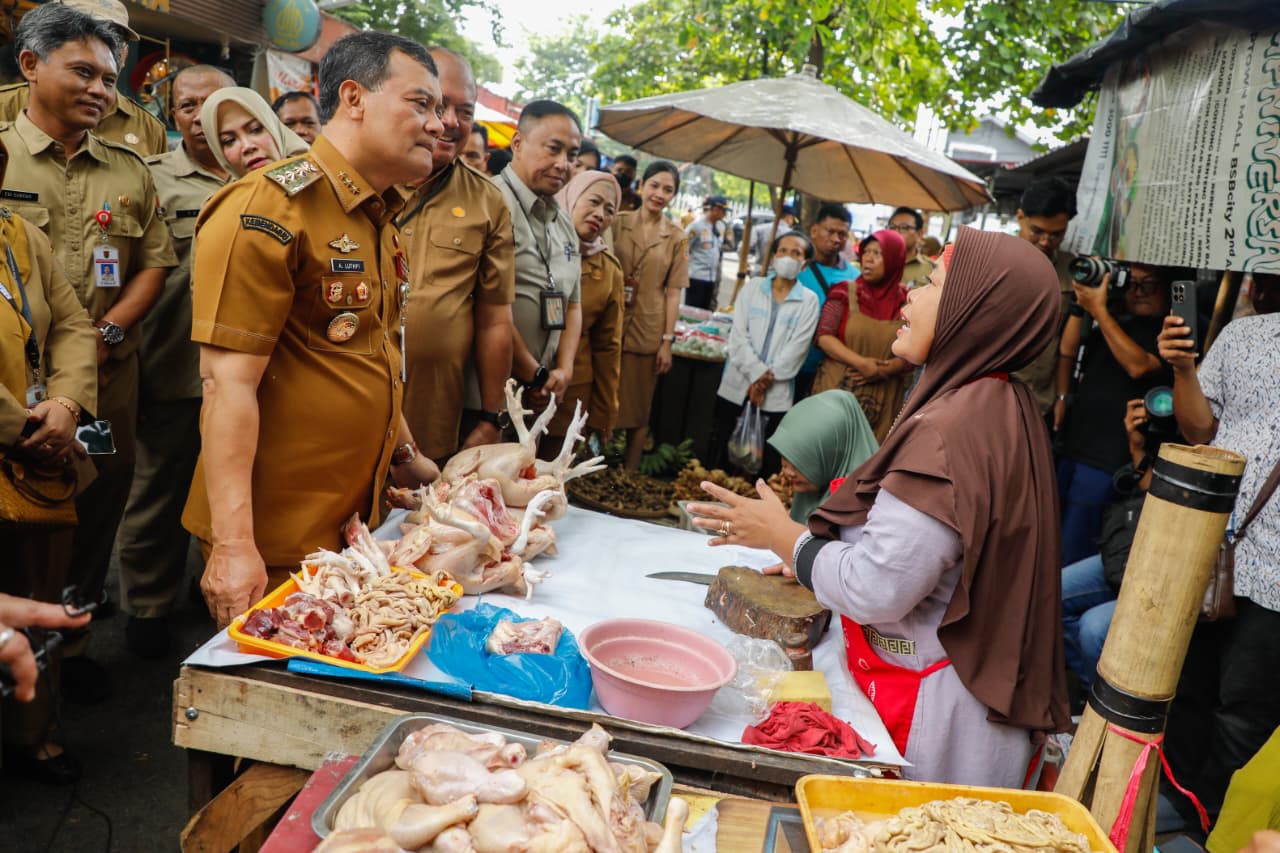 Gubernur Jawa Tengah, Ahmad Luthfi meninjau kondisi harga bahan pokok di Pasar Karangayu, Kota Semarang pada Senin 8 Desember 2025.