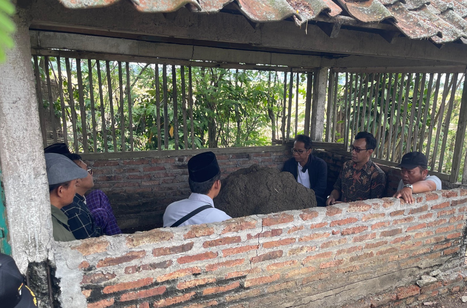 Ketua DPRD Kendal, Mahfud Sodiq, turun langsung dan memutuskan membiayai seluruh rehabilitasi Makam&nbsp;pusara Kiai Suropati.