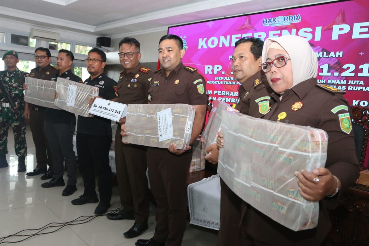Kepala Kejaksaan Negeri Kota Semarang, Andhie Fajar Arianto dan jajaran memamerkan uang sitaan dari kasus dugaan korupsi kredit macet, Selasa (9/12/2025).