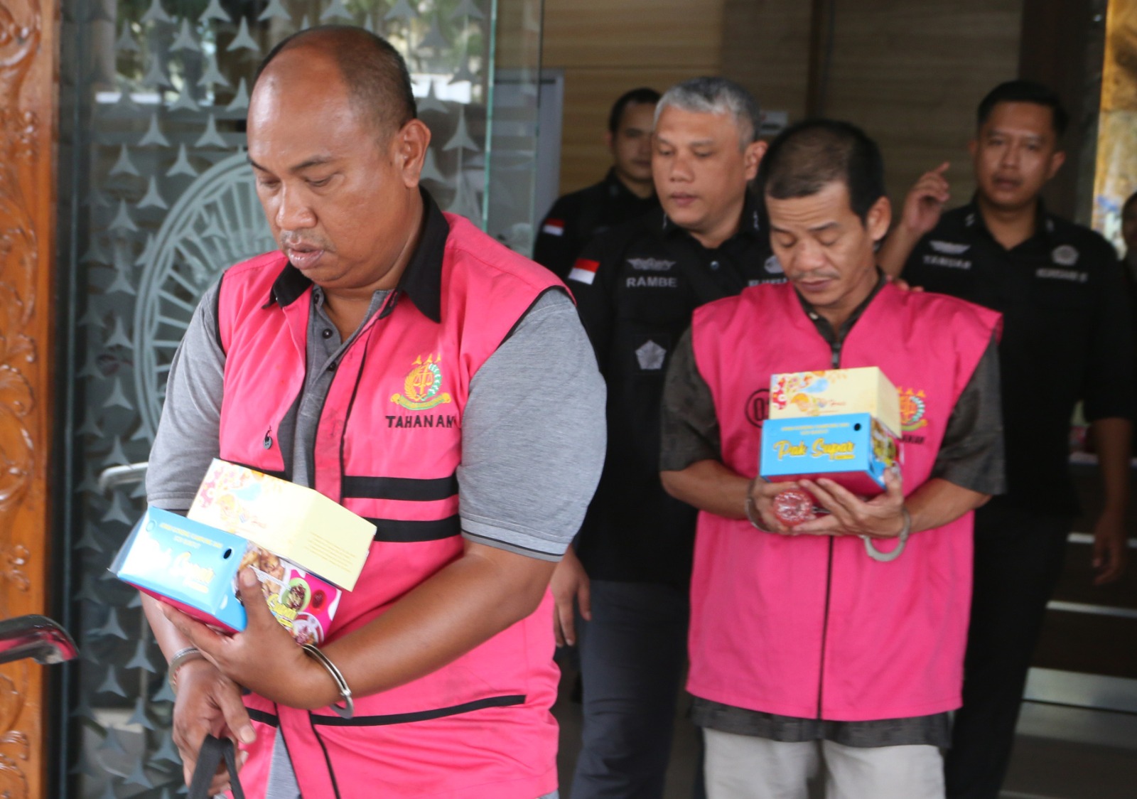 Tersangka pengemplang pajak saat ditahan Kejari Kota Semarang, Selasa (9/12/2025).