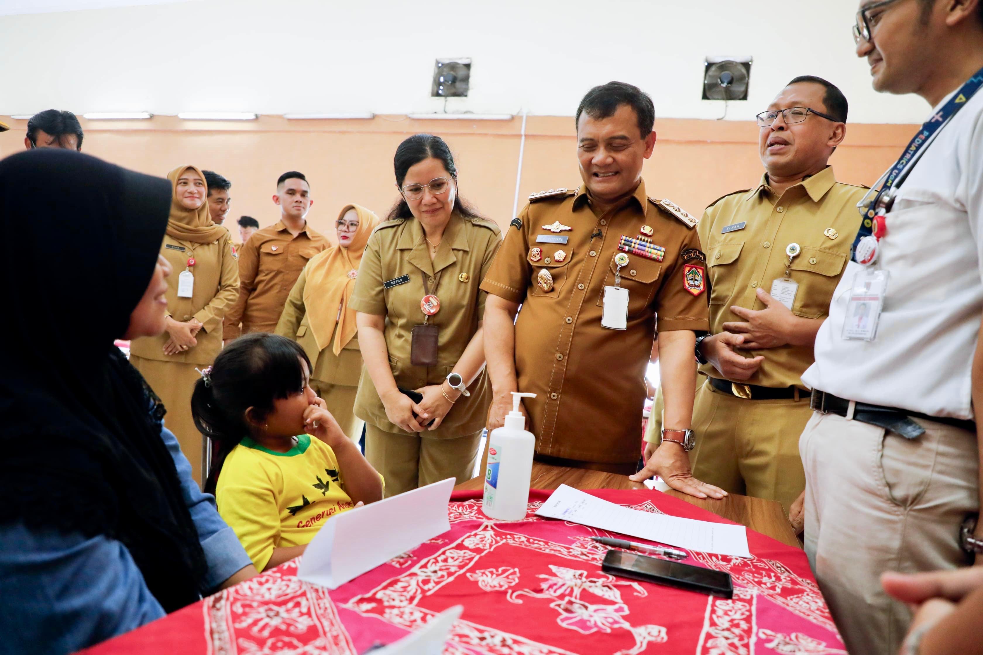 sejumlah program bantuan sosial dan pengendalian harga pangan disalurkan di Balai Kelurahan Krobokan, Kecamatan Semarang Barat.