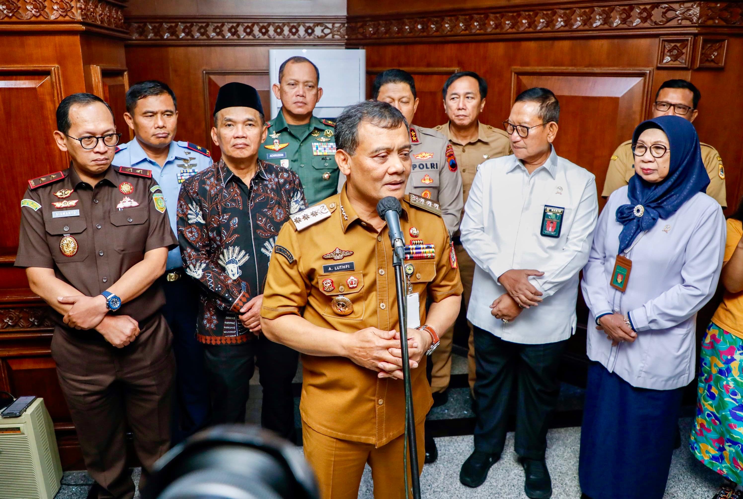 Para bupati dan wali kota diminta siaga di wilayah masing-masing untuk memantau kondusivitas dan kesiapsiagaan potensi bencana.