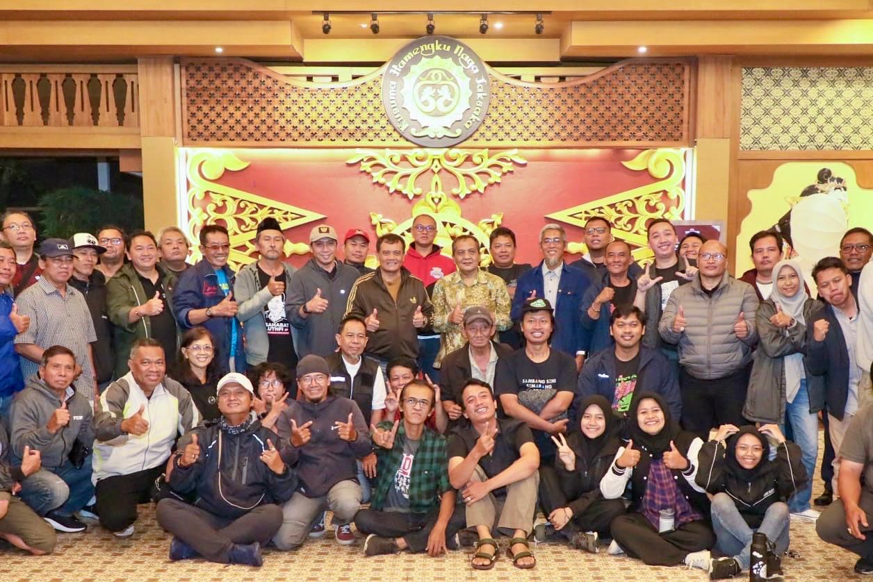 Gubernur Jawa Tengah Ahmad Luthfi berdialog dengan para wartawan. Acara yang dikemas dengan santai tersebut dilangsungkan di Griya Persada, Bandungan, Kabupaten Semarang, Senin malam, 8 Desember 2025.