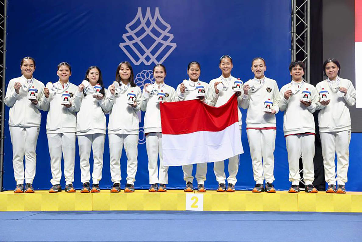 Tim bulutangkis beregu putri Indonesia harus puas dengan medali perak usai kalah dari tuan rumah dengan skor 1-3.