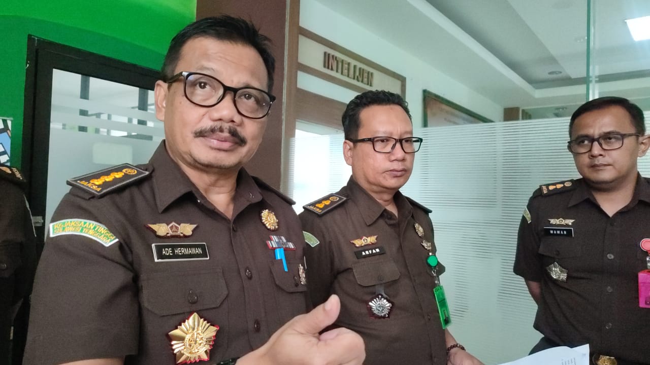 Asisten Tindak Pidana Khusus Kejati Jawa Tengah Ade Hermawan bersama Kasi Penerangan Hukum Arfan Triono memberikan keterangan, kemarin.
