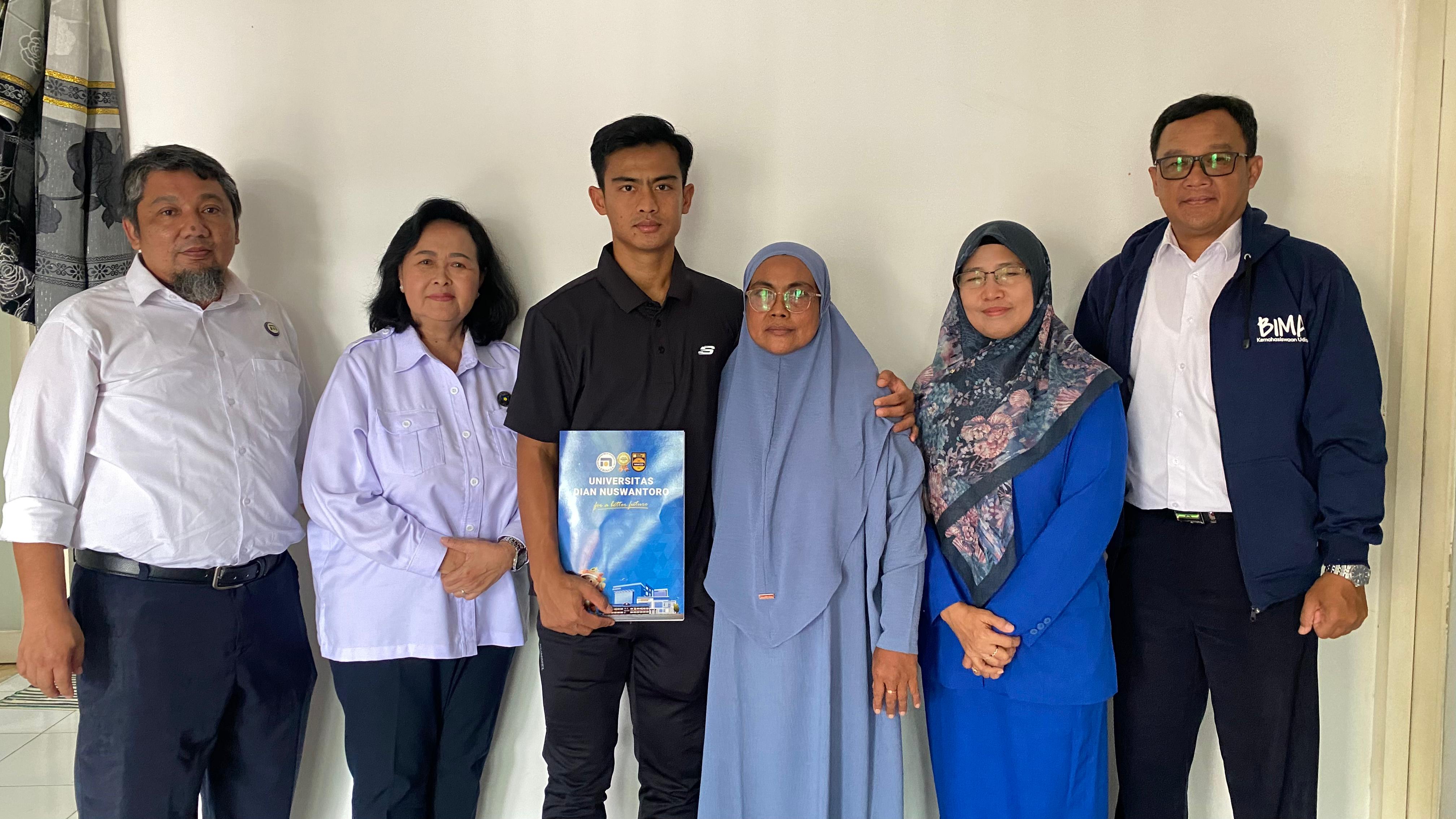 Tim Kemahasiswaan Udinus datang takziah ke rumah Pesepakbola Pratama Arhan yang Ayahnya wafat pada Minggu (7/12) lalu.