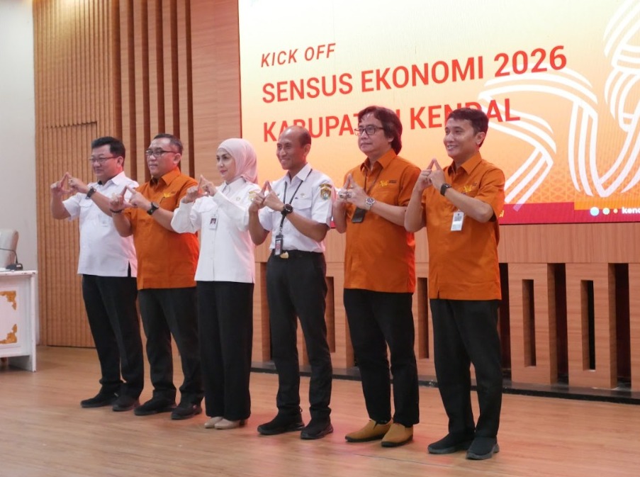 Bupati Kendal Dyah Kartika Permanasari mengeluarkan peringatan keras kepada pelaku usaha saat membuka Kick Off Sensus Ekonomi 2026, Rabu (10/12).
