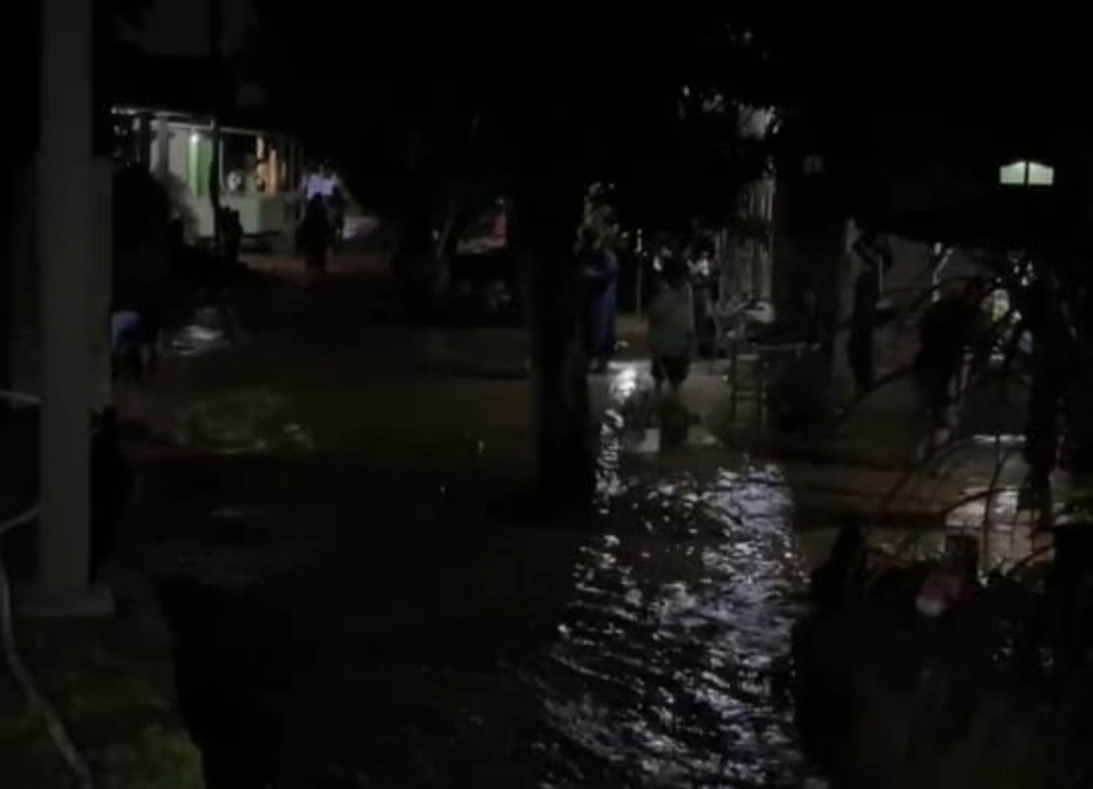 Tanggul Sungai Plumbon di Kelurahan Mangunharjo, Kecamatan Tugu, Jebol Rabu (10/12) malam.  (Adennyar Wycaksono/Jawa Pos Radar)