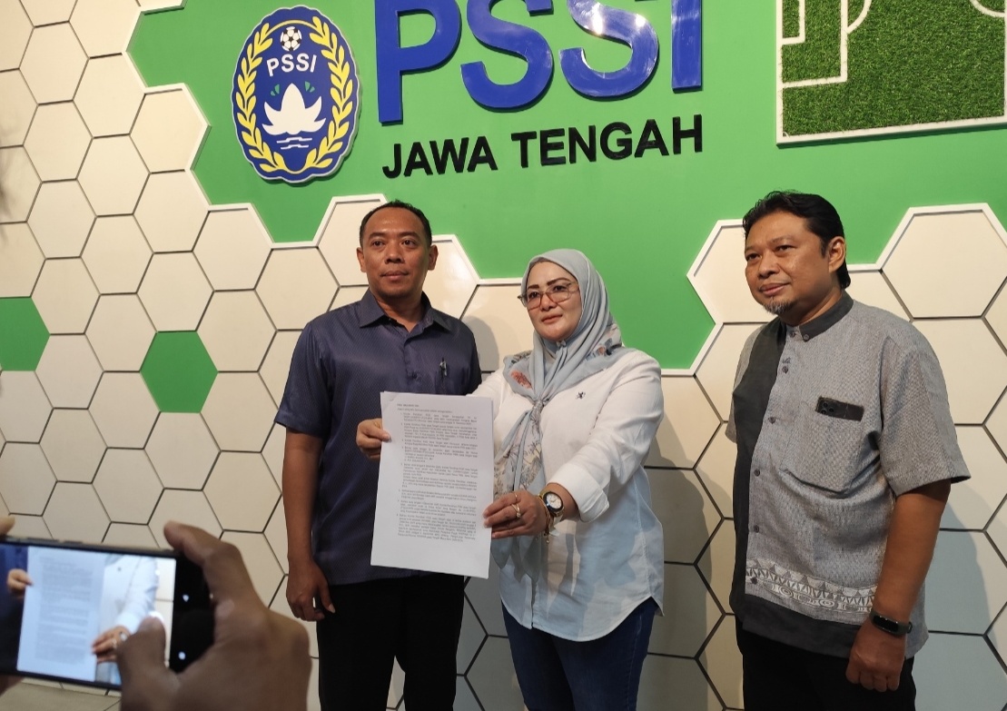 Ketua Komite Pemilihan PSSI Jateng, Umy Ratun Selunawati berbaju putih