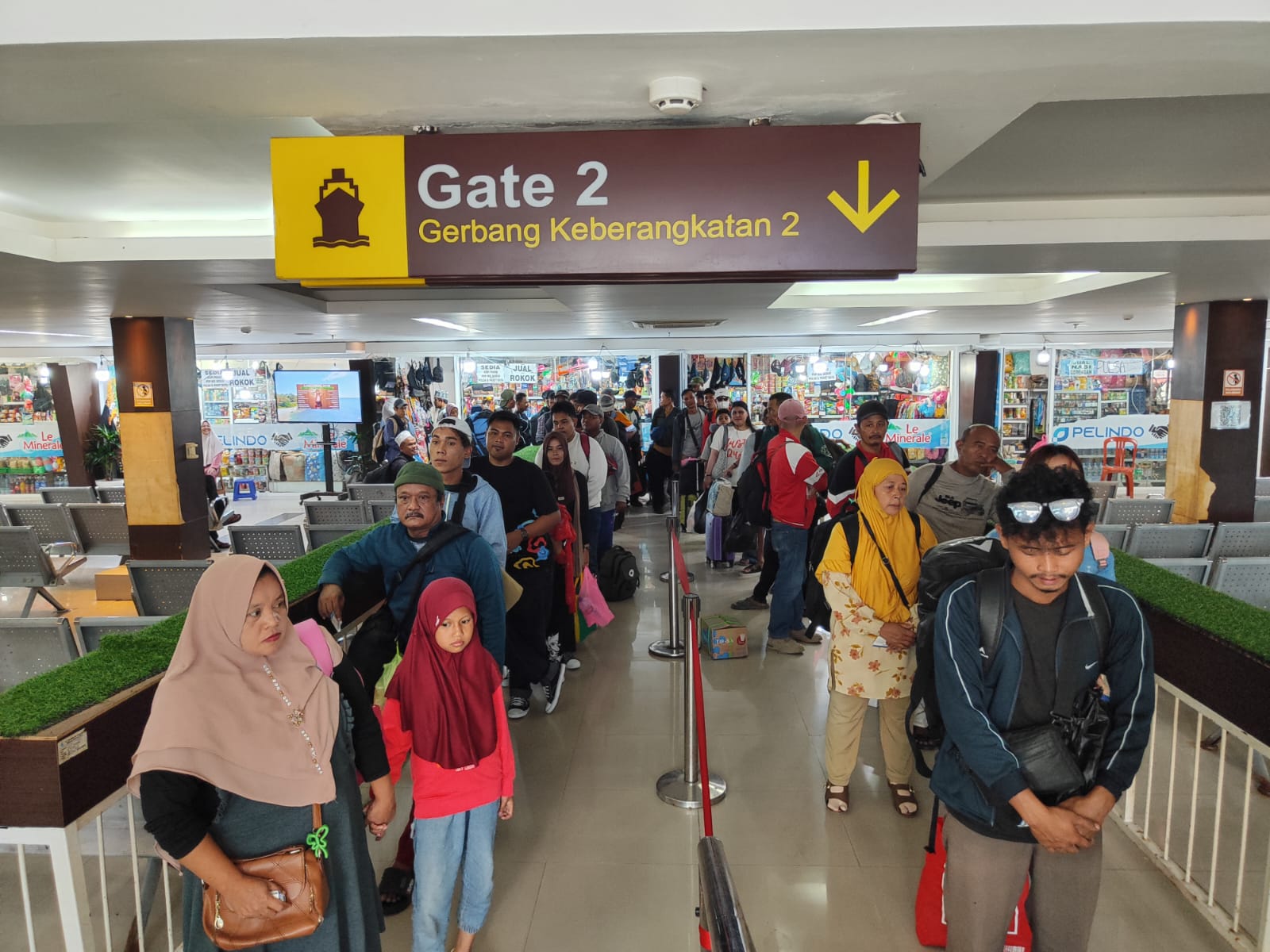 Para penumpang antre menunggu keberangkatan Kapal Pelni menuju Kalimantan, di Pelabuhan Tanjung Emas, Kota Semarang.