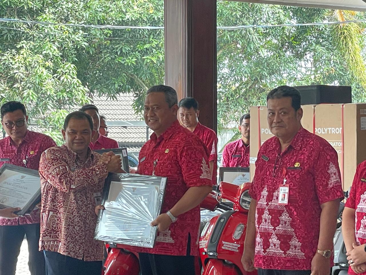 Bupati Semarang Ngesti Nugraha saat menyerahkan penghargaan kepada perangkat daerah pengelola pendapatan dan desa/kelurahan tercepat pelunasan PBB P2 di Pendapa Rumah Dinas Bupati Semarang.