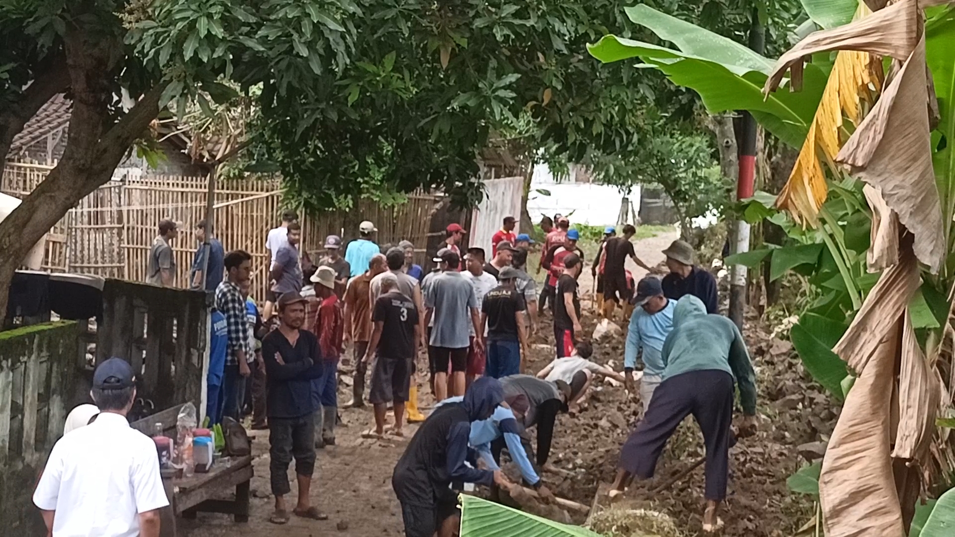 PENANGANAN SEMENTARA : Warga bersama BPBD, DPU dan BBWS Pemali - Juana ketika melakukan penambalan tanggul di Sungai Plumbon.