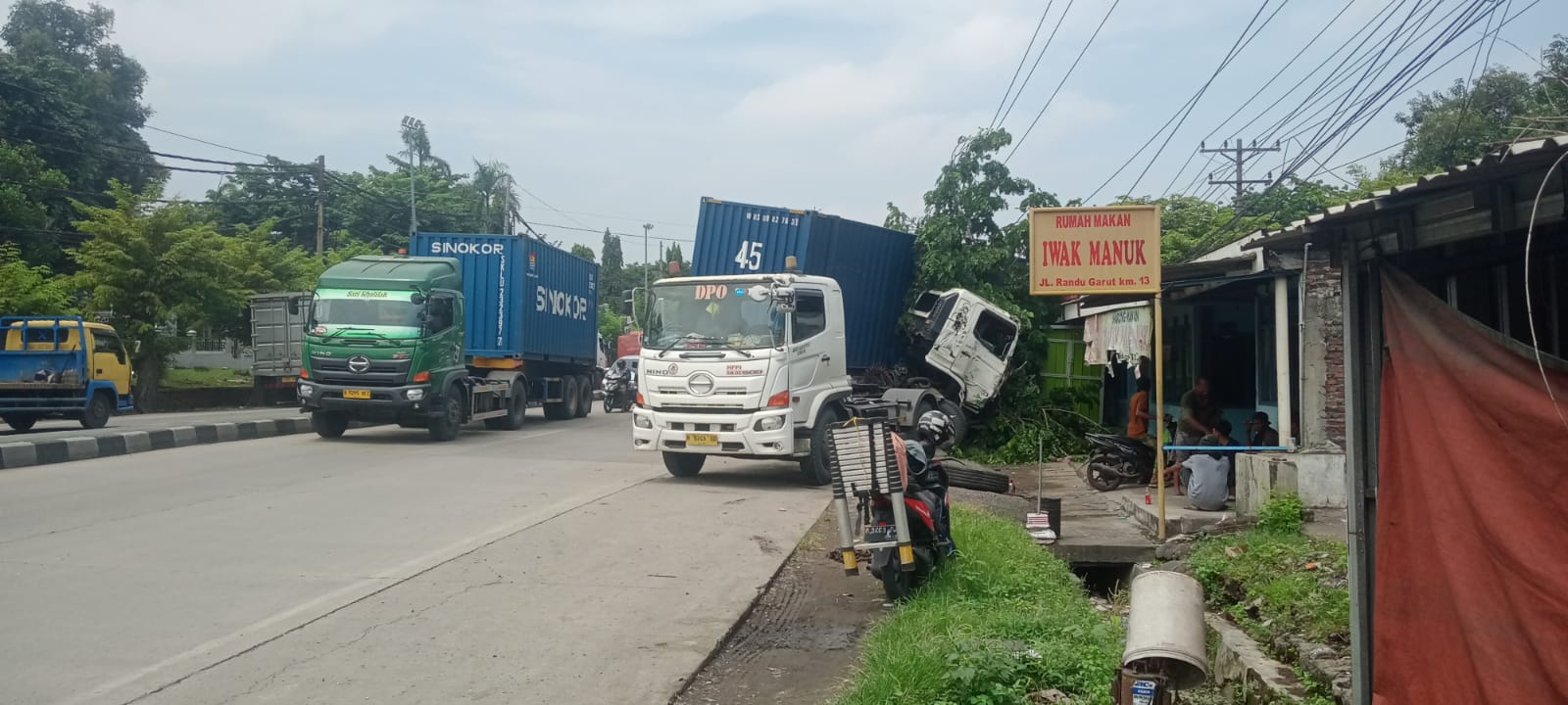 Salah truk yang terlibat kecelakaan, nyaris menabrak sebuah warung makan. (Sulistiono)