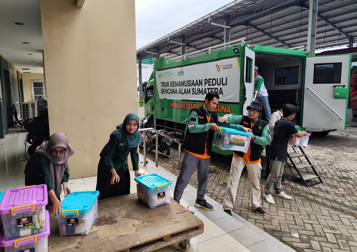 Tim Kemanusiaan bergotong royong memasukan sembako ke dalam truk