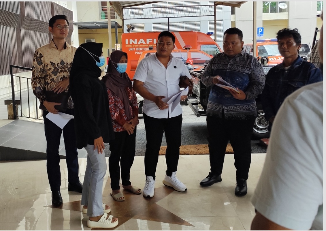 R mengenakan baju hitam didampingi ibunya dan tim kuasa hukum usai pelaporan di Polda Jateng