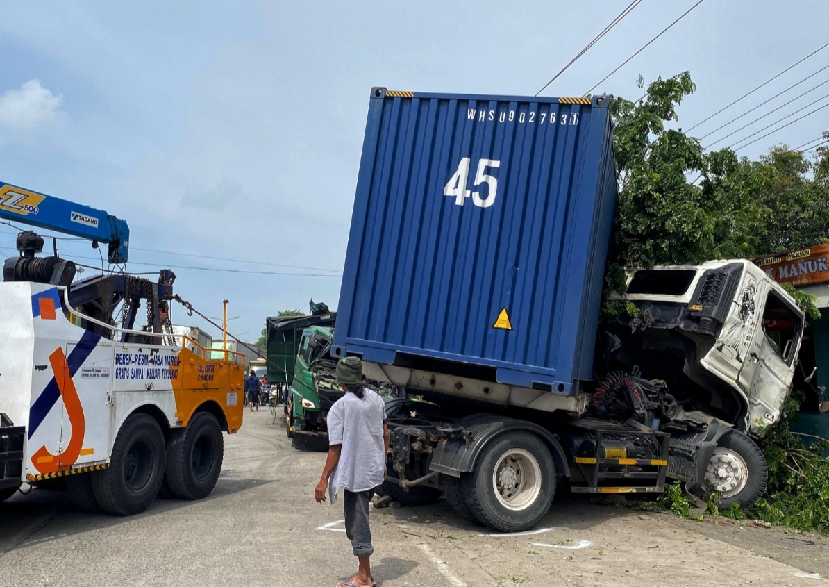 Kondisi truk yang terlibat kecelakaan dan dilakukan proses evakuasi