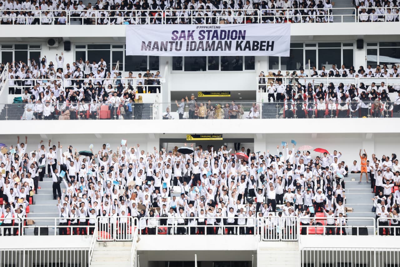 Gubernur Jawa Tengah Ahmad Luthfi menyerahkan Surat Keputusan (SK) pengangkatan kepada 13.111 orang Pegawai Pemerintah dengan Perjanjian Kerja (PPPK) Paruh Waktu untuk formasi tahun 2025, di Stadion J