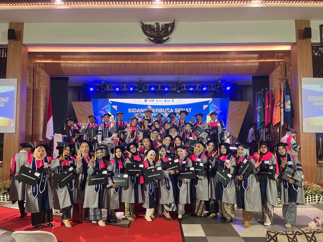 Wajah ceria wisudawan-wisudawati Program Pascasarjana Universitas Muria Kudus saat diwisuda.
