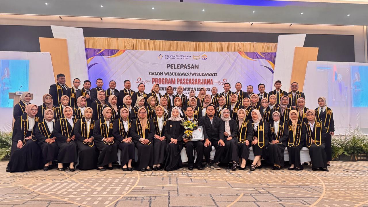 Ketua Prodi Magister Pendidikan Dasar Pascasarjana UMK Dr. Nur Fajrie, M.Pd. (duduk depan, 7 dari kanan) bersama calon wisuda dan wisudawati Program Pascasarjana Universitas Muria Kudus.