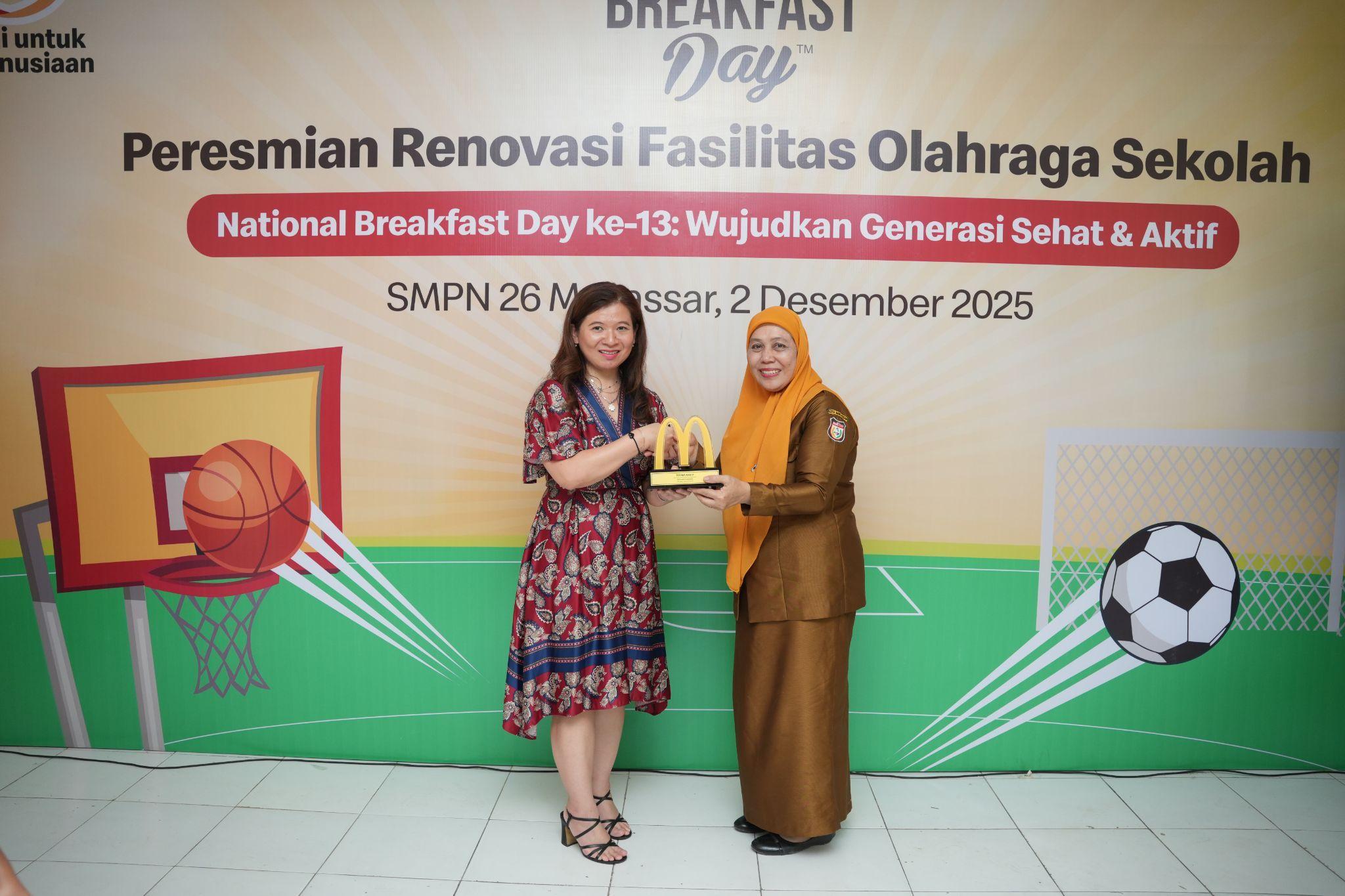 Caroline Kurniadjaja, Associate Director of Marketing McDonald&rsquo;s Indonesia dan Nur Rahmah, Kepala SMPN 26 Makassar. Program NBD ke-13 merupakan komitmen McD memperluas akses fasilitas olahraga layak.