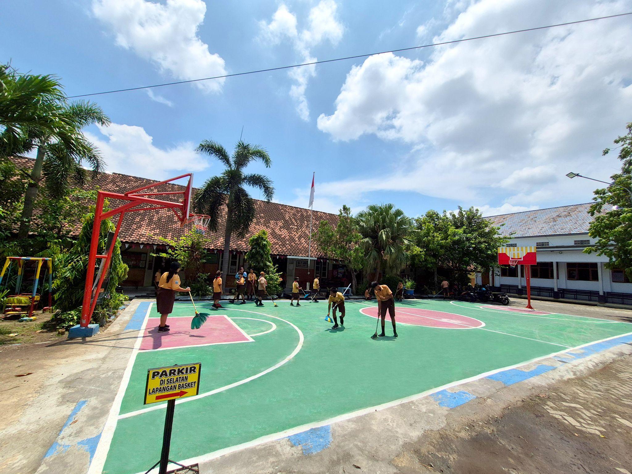 SD YBPK Semampir Kediri sebelumnya belum memiliki fasilitas olahraga kini memiliki lapangan basket yang dimanfaatkan tidak hanya oleh siswa, tetapi juga warga di sekitar sekolah.
