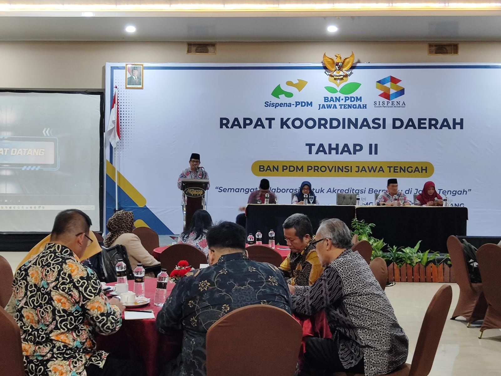 Kepala BAN PDM Jateng, Sugiman memberikan arahan dalam Rapat Koordinasi daerah Tahap II BANPDM Provinsi Jawa Tengah, di MG Setos yang berlangsung 10-12 Desember 2025.