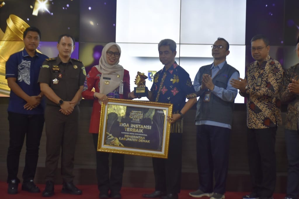 Bupati Demak dr Eistianah didampingi Inspektur Kurniawan Arifendi menerima penghargaan pariwara antikorupsi.(wahibpribadi)