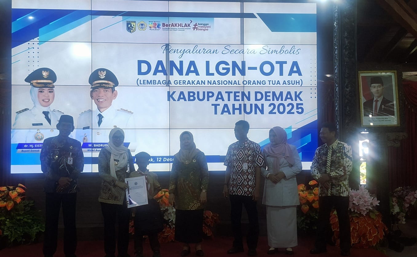 Bupati Demak dr Eistianah memberikan bantuan untuk pelajar tidak mampu di Pendopo.(wahibpribadi)