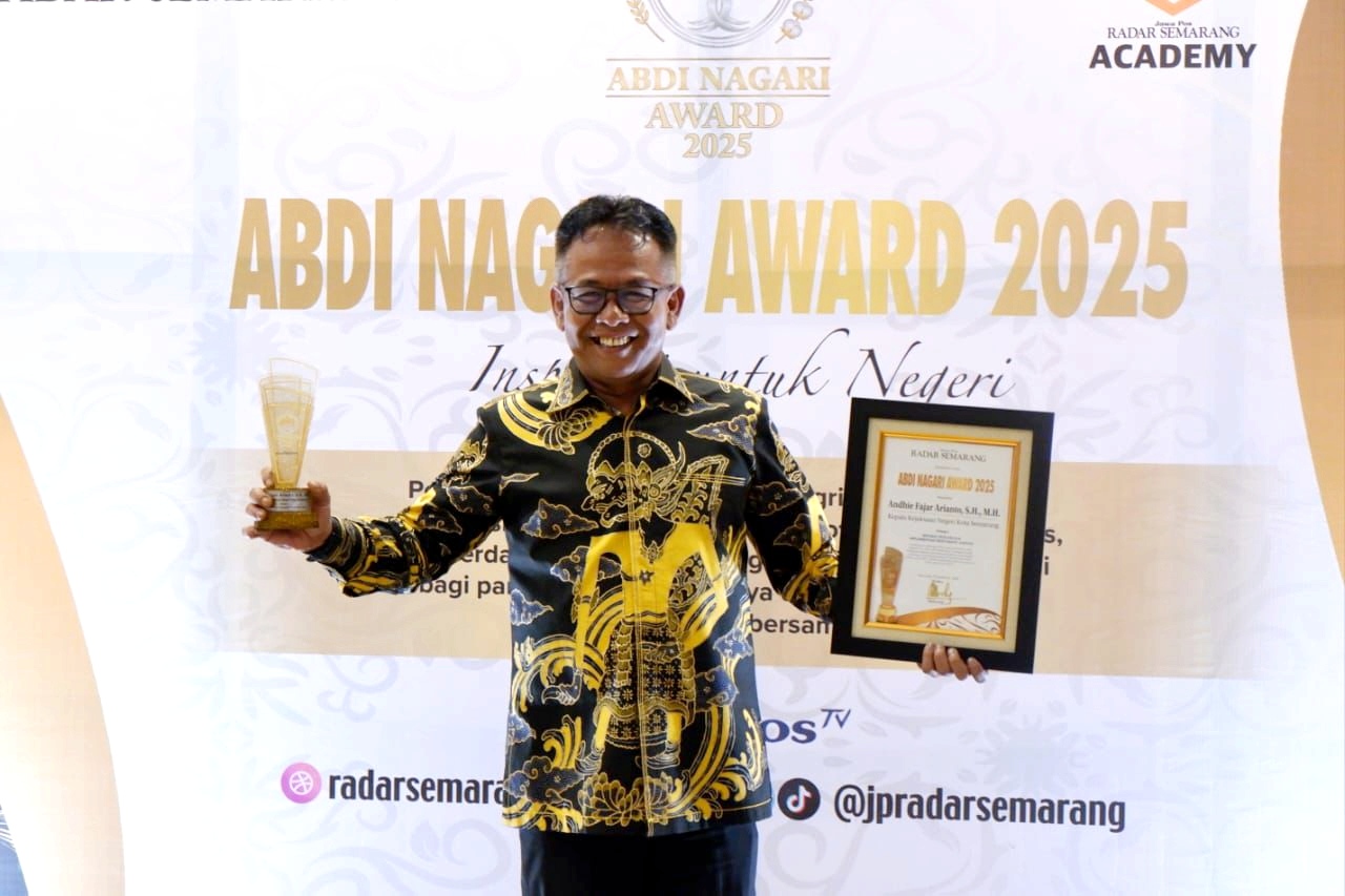 Kepala Kejari Kota Semarang, Andhie Fajar Arianto S.H, M.H saat menerima penghargaan dalam Abdi Nagari Award 2025 di Hotel Normans, Jumat (12/12/2025).