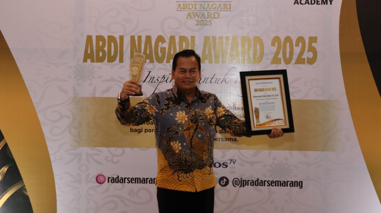 PRESTASI: Camat Bandar Muhammad Nashruddin saat menerima penghargaan Abdi Nagari Award 2025