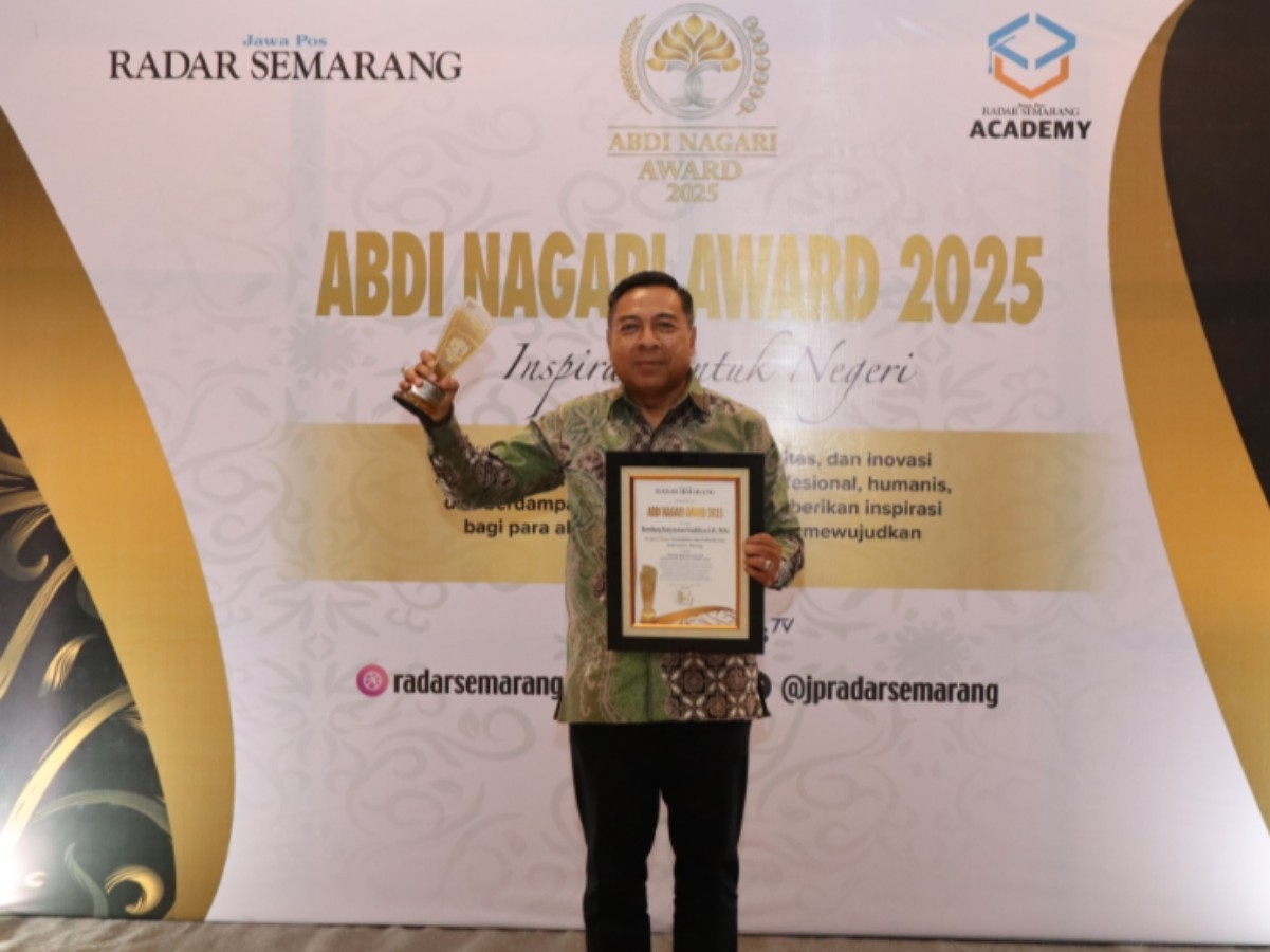 PRESTASI: Kepala Dinas Pendidikan dan Kebudayaan (Disdikbud) Kabupaten Batang, Bambang Suryantoro Soedibyo saat menerima penghargaan Abdi Nagari Award 2025.