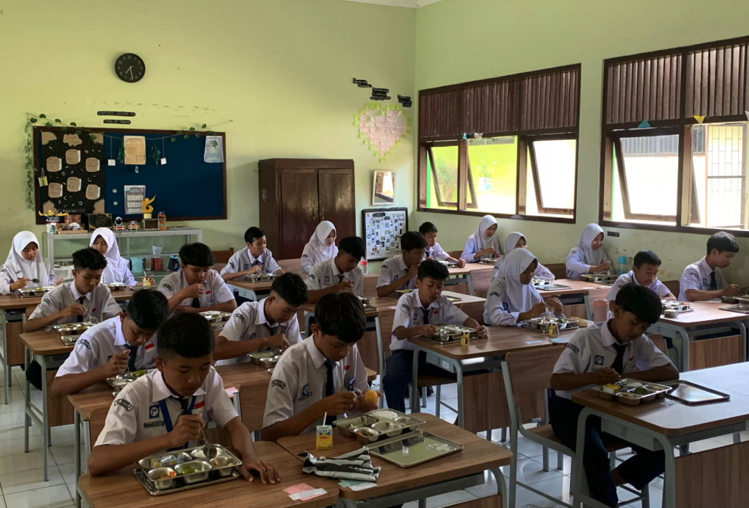 Siswa SMP Negeri 6 Temanggung tengah menyantap menu program MBG.