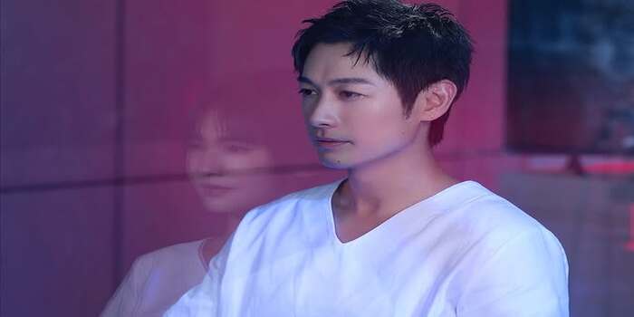 Tangkapan layar dari akun Instagram tfjok, menampilkan Dean Fujioka dengan ekspresi tenang dan reflektif dalam balutan busana putih, saat tampil dalam video musik &ldquo;免疫體 (Falling Numb) milik Rainie Yang
