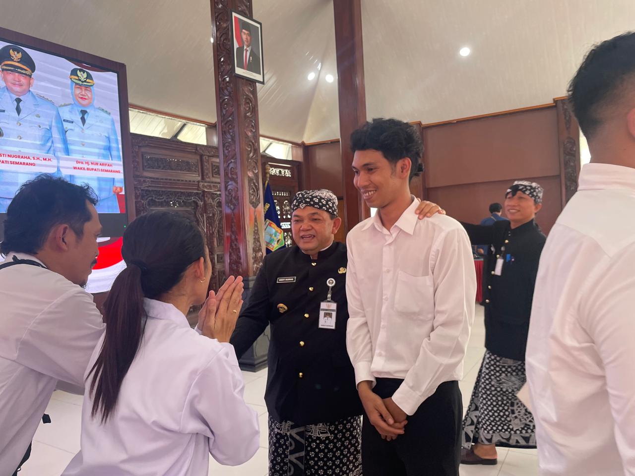 Bupati Semarang Ngesti Nugraha memberikan selamat kepada PPPK paruh waktu di Pendopo Rumah Dinas Bupati Semarang. Maria Novena/Jawa Pos Radar Semarang