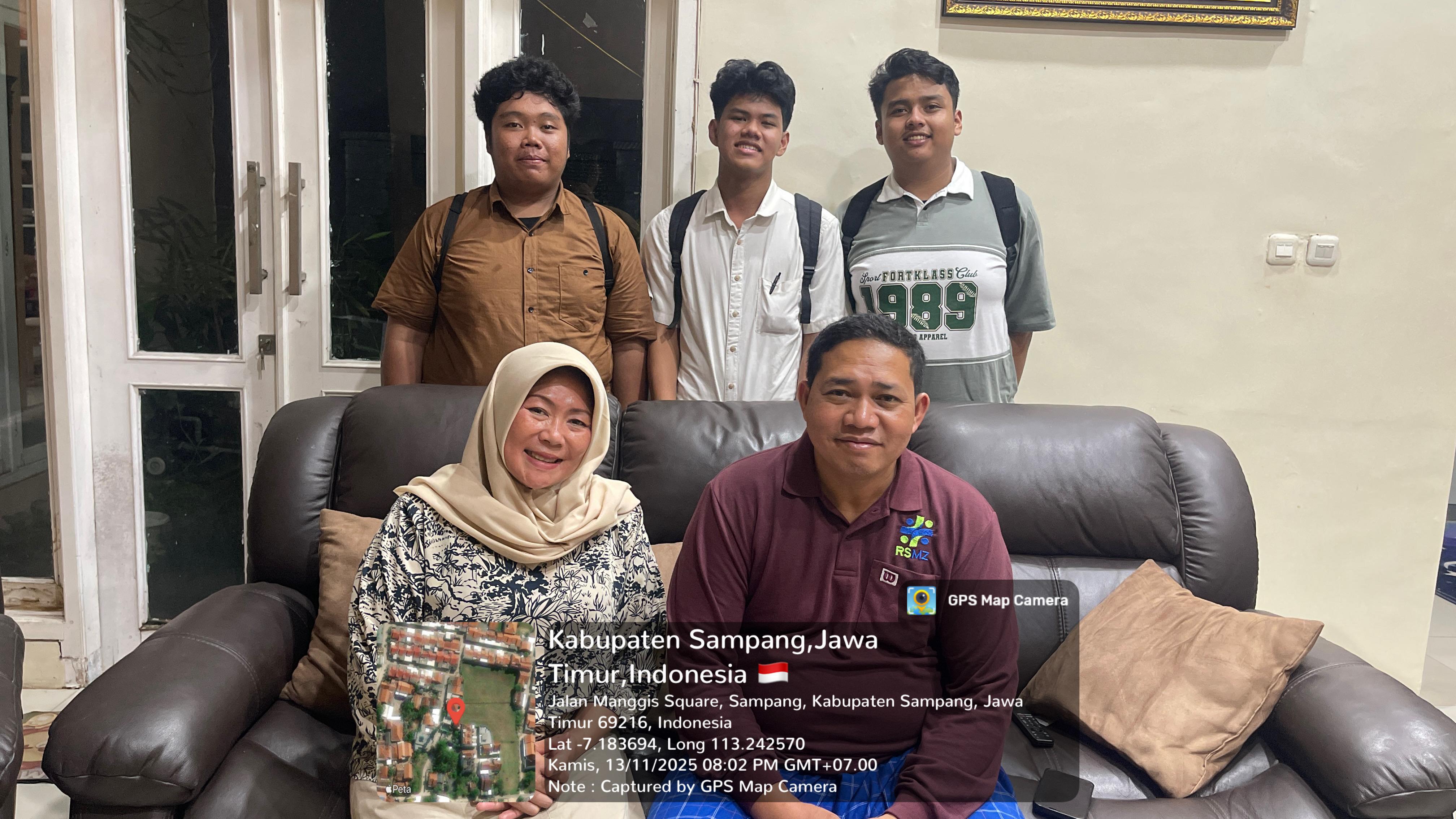 Diskusi terkait membangun pola sehat pada masyarakat Kabupaten Sampang Jawa Timur bersama dr. Zakky Sukmajaya, Sp. OG.