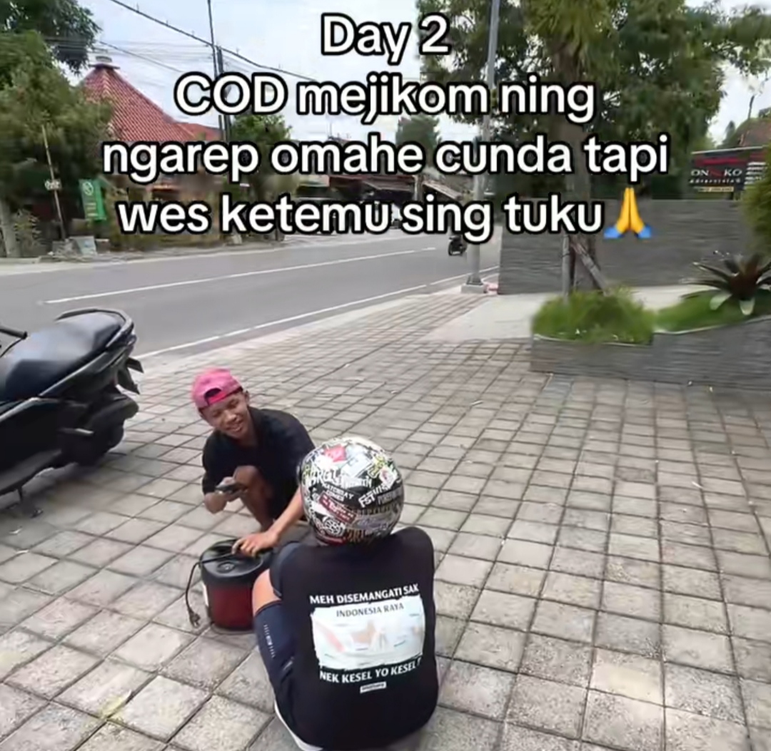 COD &ndash; Salah satu postingan di tiktok, warga Ngawi yang COD barang di depan ruamh Cunda (Denny Caknan) yang viral.
